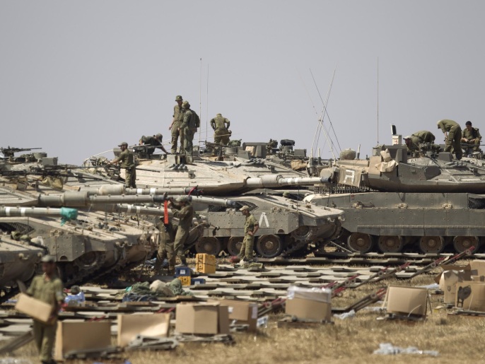 دبابات إسرائيلية على حدود قطاع غزة (أسوشيتد برس)