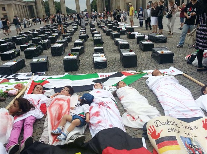 أطفال فلسطينين ببرلين جسدوا مأساة نظرائهم الضحايا بغزة . الجزيرة نت