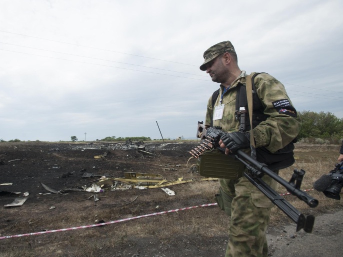 ‪كييف اتهمت الانفصاليين بنقل جثث من موقع تحطم الطائرة الماليزية‬ (أسوشيتد برس)