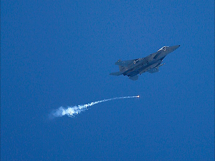 epa04330553 An Israeli F16 jet releases a flare as it files over the Gaza City on, 25 July 2014. A United Nations-run school serving as a shelter for Palestinians displaced by conflict in the Gaza Strip was shelled on 24 July 2014, leaving at least 16 people dead, including women, children and UN staff. EPA/MOHAMMED SABER