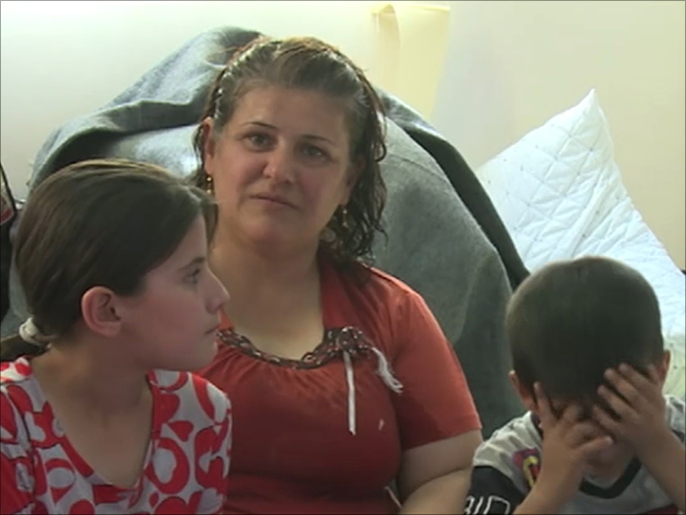 إحدى العائلات الفارة من مدينة الموصل قبل انتهاء مهلة تنظيم الدولة (الجزيرة)