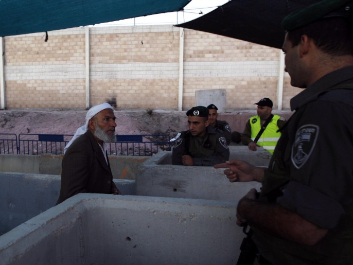 قوات الاحتلال منعت من هم دون الخمسين عاما من الرجال بالمطلق من دخول المسجد الأقصى (رويترز)