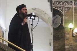 أبو بكر البغدادي في خطبة الجمعة التي ظهر فيها لأول مرة في المسجد الجامع بالموصل - أسوشيتدبرس (مجلة الجزيرة)