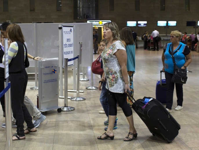 ‪الكثير من الإسرائيليين بقوا عالقين في المطارات بسبب إلغاء الرحلات‬ (رويترز)