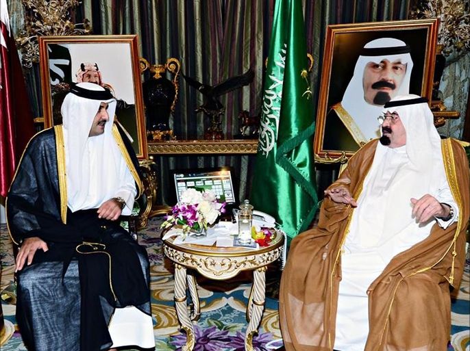 A handout picture released by the Saudi Press Agency (SPA) on July 22, 2014 shows Saudi King Abdullah bin Abdul Aziz al-Saud meeting with the emir of Qatar, Sheikh Tamim bin Hamad al-Thani in Riyadh. The two leaders "discussed cooperation between the two countries, in addition to developments... topped by the situation in the occupied Palestinian territories," SPA state news agency said. AFP