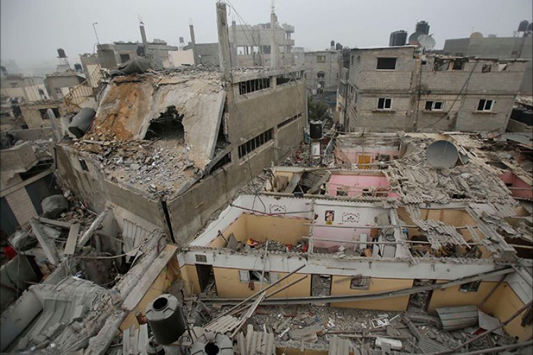 A general view of a mosque (back L) and a house which witnesses said were damaged by an Israeli air strike that killed two children, is seen in the northern Gaza Strip July 24, 2014. Israel won a partial reprieve from the economic pain of its Gaza war on Thursday with the lifting of a U.S. ban on commercial flights to Tel Aviv, while continued fighting pushed the Palestinian death toll over 700. A truce remained elusive despite intensive mediation efforts. Israel says it needs more time to eradicate rocket stocks and cross-border tunnels in the Gaza Strip and Hamas Islamists demand the blockade on the enclave be lifted. REUTERS/Suhaib Salem (GAZA - Tags: POLITICS CIVIL UNREST CONFLICT)