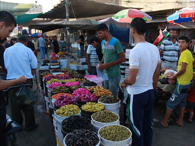 بائع مقبلا ت رمضان يبيع على مدخل أحد الأسواق الصغيرة في مدينة خانيونس