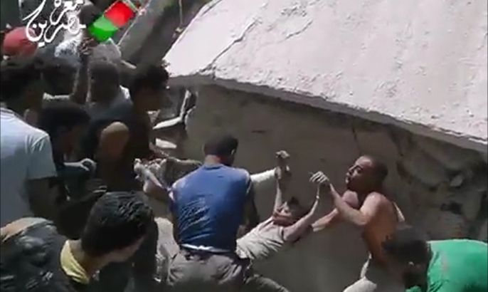 انتشال طفل من تحت الأنقاض بمعرة مصرين بريف إدلب