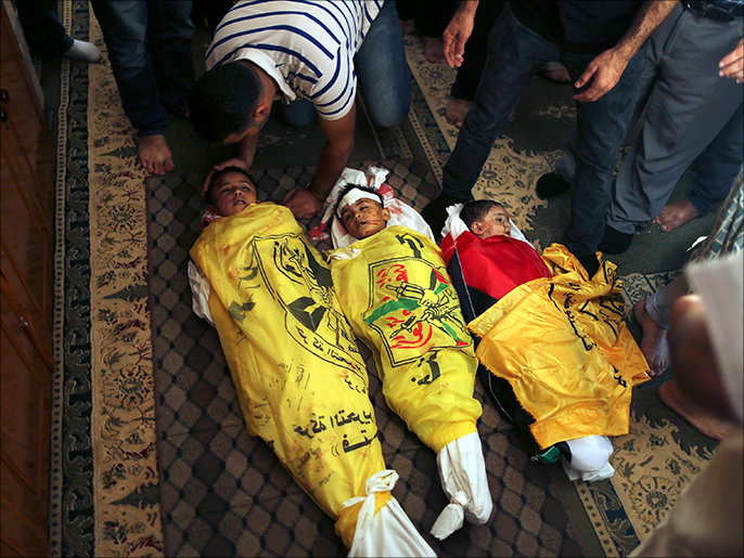 ‪جثامين ثلاثة أطفال من عائلة علوان استشهدوا في قصف إسرائيلي بغزة‬  (رويترز)