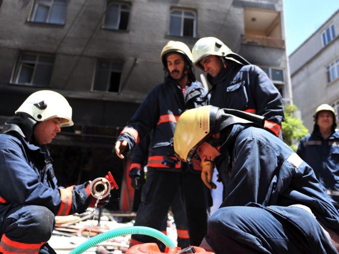 Turkish firemen prepare to extinguish a fire after a gas explosion occured in a building, on July 12, 2014 in the Zeytinburnu district, in Istanbul. The explosion, caused by a gas leak, reportedly injured four people including one severe. AFP PHOTO /OZAN KOSE