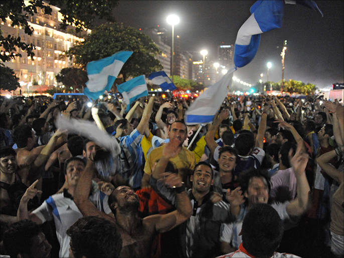 ‪مائة ألف مشجع أرجنتيني اجتاحوا مدينة‬ (الفرنسية)