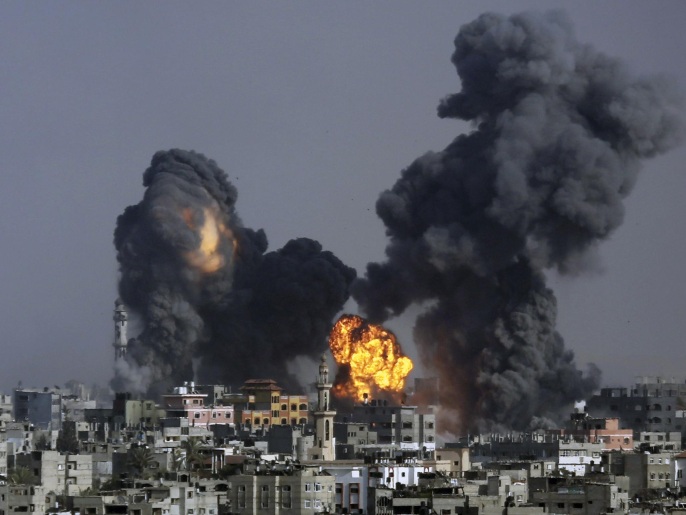 واحدة من غارات جوية كثيرةاستهدفت اليوم مدينة غزة (أسوشيتد برس)