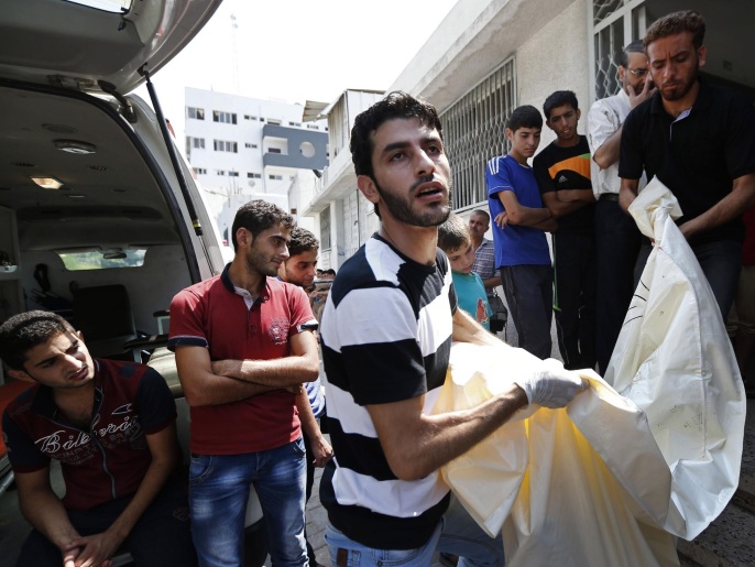 فلسطينيون ينقلون جثمان الشهيد إبراهيم كيلاني (53 عاما) في مدينة غزة(أسوشيتد برس)