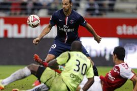 Stade Reims' goalkeeper Johny Placide (30) and Aissa Mandy (R) fight for the ball with Zlatan Ibrahimovic of Paris St Germain during their French Ligue 1 soccer match at the Gustave Delaune Stadium in Reims August 8, 2014. REUTERS/Pascal Rossignol (FRANCE - Tags: SPORT SOCCER)
