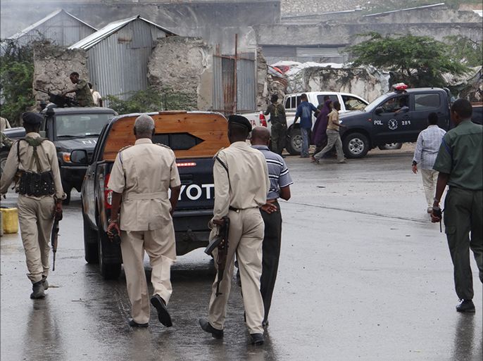 أفراد من قوات الأمن الحكومية وصلت إلى محيط مقر المخابرات الحكومية بعد انتهاء الهجوم 31 أغسطس 2014 (الجزيرة نت).