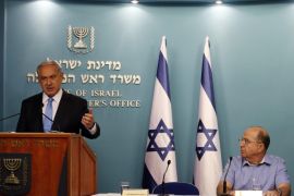 Israel's Prime Minister Benjamin Netanyahu (L), Israeli military chief Lieutenant-General Benny Gantz (R) and Defence Minister Moshe Yaalon attend a news conference at the prime minister's office in Jerusalem August 27, 2014. An open-ended ceasefire in the Gaza war held on Wednesday as Prime Minister Benjamin Netanyahu faced strong criticism in Israel over a costly conflict with Palestinian militants in which no clear victor emerged. REUTERS/Nir Elias (JERUSALEM - Tags: POLITICS CIVIL UNREST MILITARY CONFLICT)