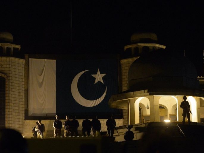 Pakistani soldiers stand guard at the prime minister office as thousands of anti-government protesters march on the parliament in Islamabad on August 20, 2014. Tens of thousands of protesters marched on Pakistan's parliament early on August 20 in a bid to depose the prime minister, as the nation's powerful military called for talks to resolve the week-long political drama. AFP PHOTO / Farooq NAEEM