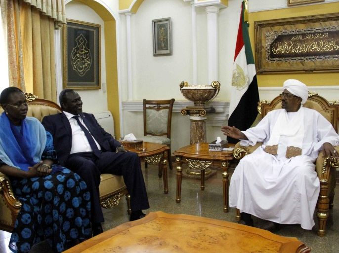 South Sudanese leader of the Sudanese People's Liberation Front-in-Opposition (SPLM), Riek Machar (2-L), meets Sudanese President Omar al-Bashir (R), Khartoum, Sudan, 10 August 2014. Machar is meeting al-Bashir following the expiration of a deadline to reach an agreement on a ceasefire to end months of fighting between Machar and South Sudanese President Silva Kiir which has claimed thousands of lives, and according to local sources could lead to widespread famine.