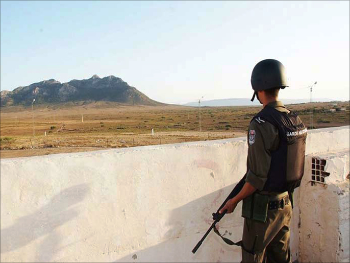 أحد أفراد الحرس الوطني التونسييراقب الحدود مع الجزائر(الجزيرة)