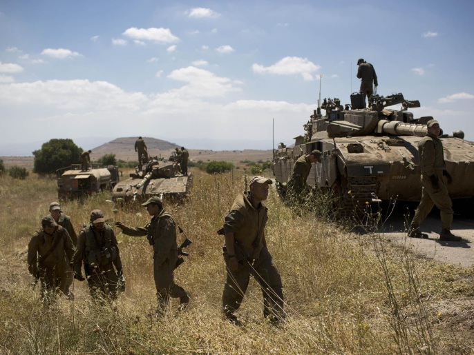 ‪حركة الدبابات والمجنزرات أضرت بأراضي المزارعين الإسرائيليين‬ (أسوشيتد برس)