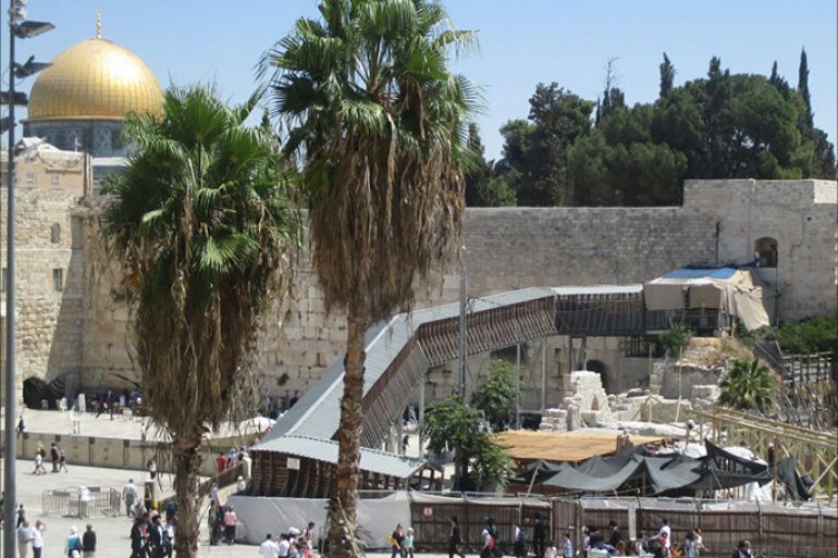 مؤسسة الأقصى تكشف الإحتلال الاسرائيلي يشرع بإقامة جسر خشبي جديد فوق طريق باب المغاربة