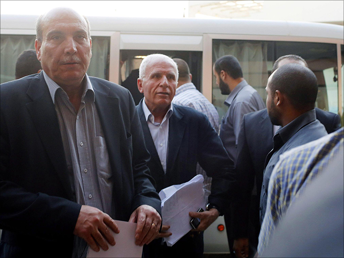 الأحمد (وسط): إسرائيل تحاول فرض رؤيتها خلال المفاوضات (رويترز)