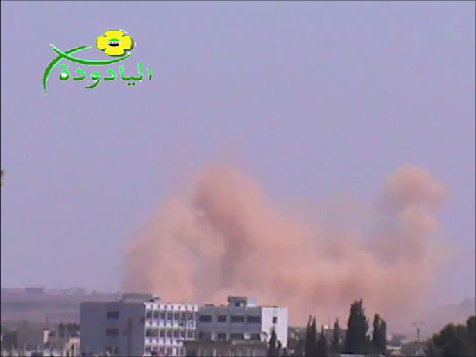 ‪الطيران المروحي يلقي برميلين متفجرين على بلدة اليادودة بريف درعا‬ (ناشطون)