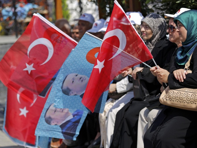 ‪مناصرو أردوغان يحملون الأعلام التركية وأخرى عليها صورته‬ (رويترز)