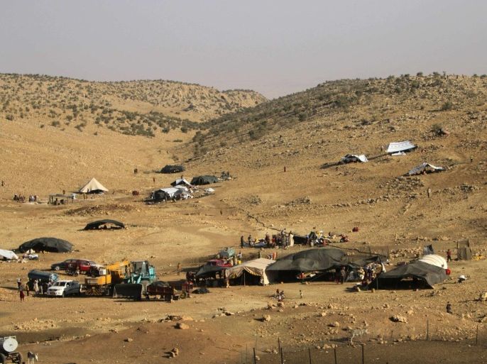 Displaced people from the minority Yazidi sect, who fled the violence from forces loyal to the Islamic State in Sinjar town, take shelter in Mount Sinjar August 13, 2014. A U.S. mission to evacuate Iraqi civilians trapped on a mountain by Sunni militant fighters is far less likely after a U.S. assessment team sent there on Wednesday found the humanitarian situation not as grave as expected, the Pentagon said. Picture taken August 13, 2014. REUTERS/Rodi Said (IRAQ - Tags: POLITICS CIVIL UNREST)