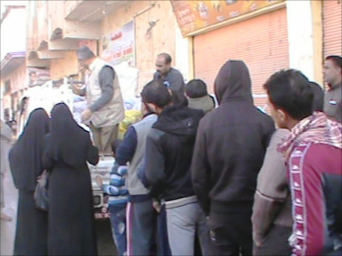 ‪توزيع مواد غذائية ومنزلية على أهالي الموصل‬ (الجزيرة نت)