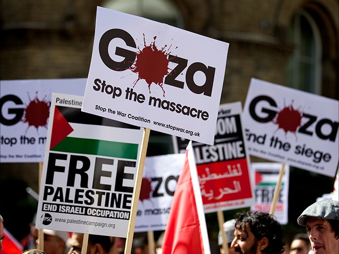 epa04347162 Pro-Palestinian demonstrators hold placards as they march towards Hyde Park going past the American embassy to protest about the ongoing violence in the Gaza Strip, in central London, Britain, 09 August 2014. Gaza Health Ministry spokesman Ashraf al-Qedra said that the death toll since the beginning of the Israeli offensive had reached 1,899, with the wounded numbering around 10,000 people. EPA/ANDREW COWIE