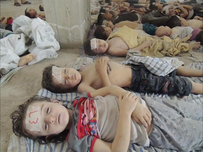 أطفال صغار بعد موتهم بسبب الغازات الكيميائية السامة في الغوطة الشرقية