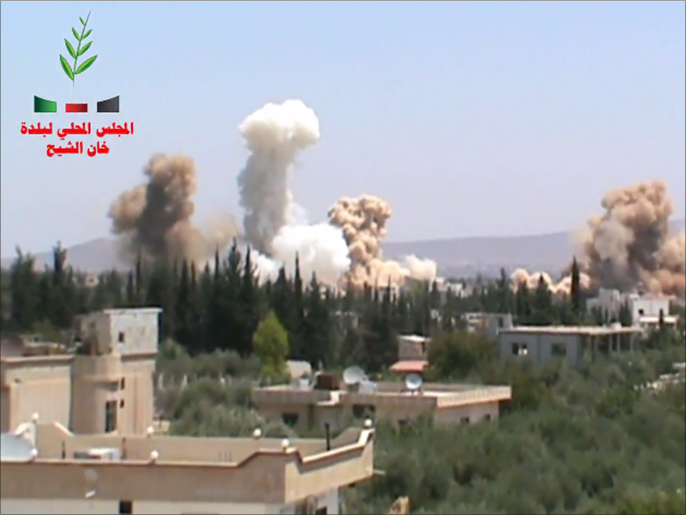 ‪غارات بالبراميل المتفجرة على بلدة خان الشيح بريف دمشق‬ (الجزيرة)