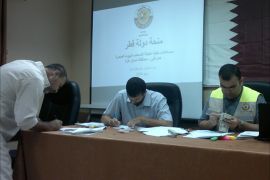 موظفو اللجنة القطرية لإعمار غزة يوزعون مبالغ مالية لأطقم الإسعاف والطوارئ
