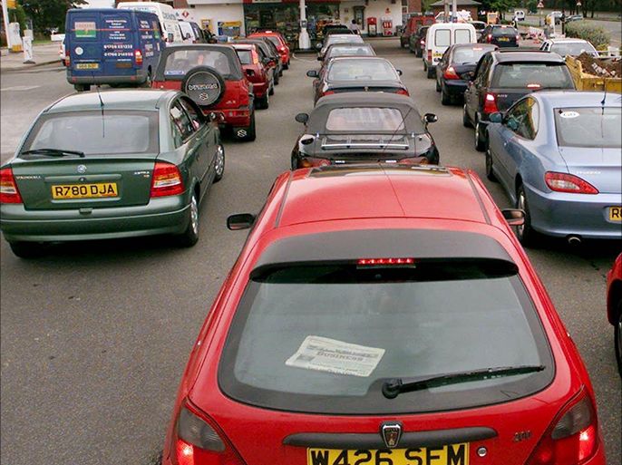 MAN02 - 20000914 - MANCHESTER, UNITED KINGDOM : Cars queue for petrol at a Shell service station in Manchester on Thursday, 14 September 2000. Blockades have now been lifted on refineries and depots but most petrol stations are only supplying emergency services. (ELECTRONIC IMAGE) EPA PHOTO / EPA/ADRIAN DENNIS