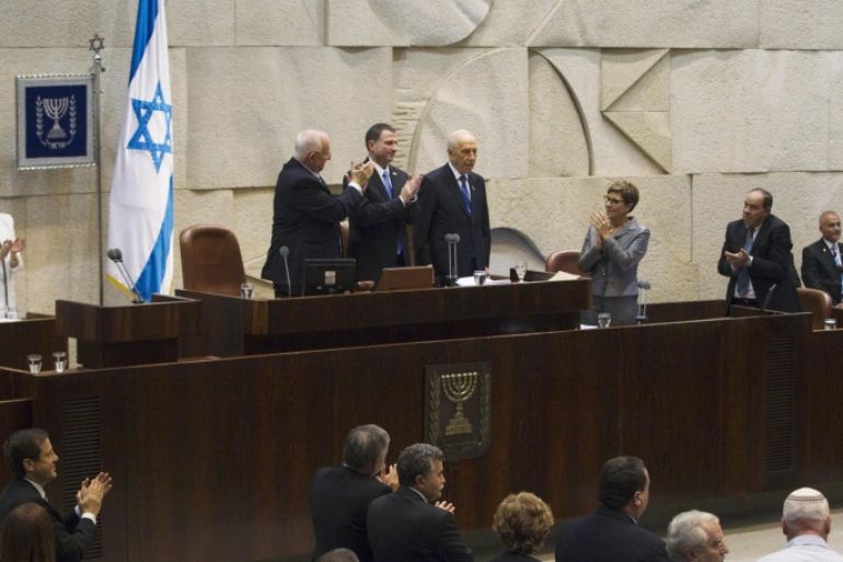 Newly sworn-in Israeli President Reuven Rivlin, top row, from second left, and Parliament Speaker Yuli Edelstein applaud outgoing President Shimon Peres as other parliament members also join them during a ceremony at the Knesset, Israel's parliament, in Jerusalem on Thursday, July 24, 2014. Israel's lawmakers on Thursday swore in Rivlin from the hard-line Likud party as the country's new president, replacing Nobel Peace laureate Peres, who had promoted peace throughout his long political career but whose term ended as Israel is fighting a war against Hamas in Gaza. (AP Photo/Ronen Zvulun, Pool)