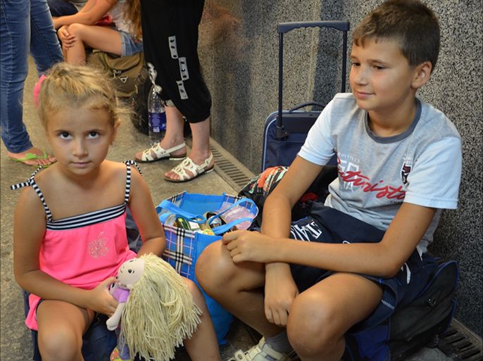 أطفال ينتظرون تحت الأرض في دونيتسك للنزوح عنها مع ذويهم.jpg