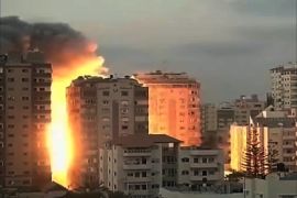 إسرائيل تدمر برجا سكنيا في غزة