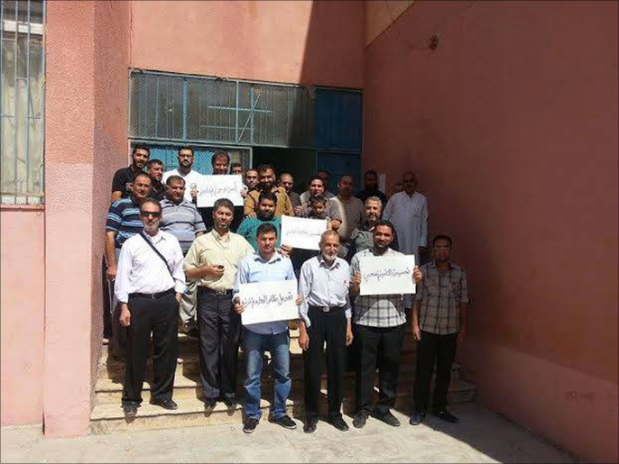 ‪معلمون أعلنوا إصرارهم على مواصلة إضرابهم حتى تحقيق مطالبهم‬ (الجزيرة نت)