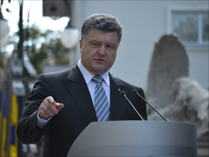 بوروشينكو قال إن هناك خارطة طريق تعد بشأن وقف إطلاق النار بشرق أوكرانيا (الجزيرة)