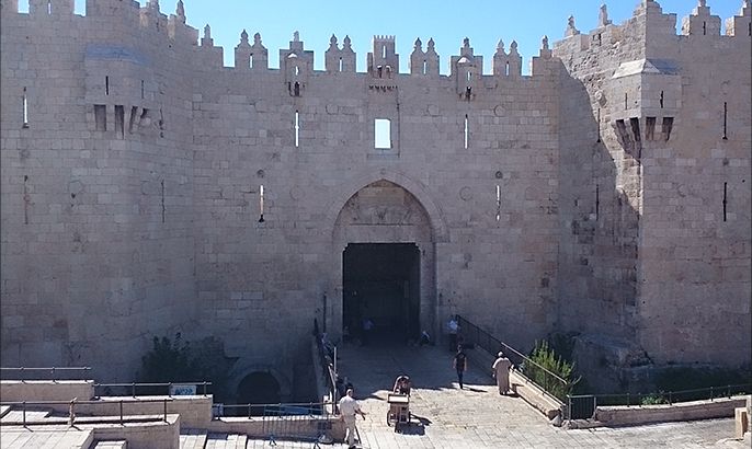باب العامود أحد مداخل البلدة القديمة في القدس ويبدو خاليا من المارة صباح اليوم.
