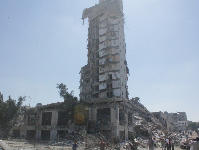 ‪جانب من الدمار الذي لحق ببرج الإيطالي في قطاع غزة‬ (الجزيرة)