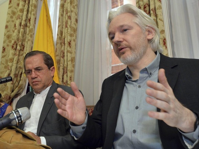 WikiLeaks founder Julian Assange (R) speaks as Ecuador's Foreign Affairs Minister Ricardo Patino listens, during a news conference at the Ecuadorian embassy in central London August 18, 2014. Assange, who has spent over two years inside Ecuador's London embassy to avoid extradition to Sweden, said on Monday he planned to leave the building "soon", without giving further details. REUTERS/John Stillwell/pool (BRITAIN - Tags: POLITICS CRIME LAW)