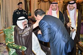 Saudi Arabia's King Abdullah bin Abdulaziz Al Saud (L) awards Egypt's President Abdel Fattah al-Sisi with a medal during talks in the Saudi Red Sea city of Jeddah August 10, 2014 in this handout photo provided by the Saudi Press Agency. REUTERS/Saudi Press Agency/Handout via Reuters (SAUDI ARABIA - Tags: POLITICS ROYALS) ATTENTION EDITORS - THIS PICTURE WAS PROVIDED BY A THIRD PARTY. REUTERS IS UNABLE TO INDEPENDENTLY VERIFY THE AUTHENTICITY, CONTENT, LOCATION OR DATE OF THIS IMAGE. THIS PICTURE IS DISTRIBUTED EXACTLY AS RECEIVED BY REUTERS, AS A SERVICE TO CLIENTS. NO SALES. NO ARCHIVES. FOR EDITORIAL USE ONLY. NOT FOR SALE FOR MARKETING OR ADVERTISING CAMPAIGNS. THIS IMAGE HAS BEEN SUPPLIED BY A THIRD PARTY. IT IS DISTRIBUTED, EXACTLY AS RECEIVED BY REUTERS, AS A SERVICE TO CLIENTS