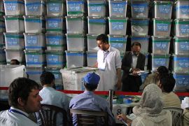 epa04339806 Workers of Afghan Independent Election Commission (IEC) recount ballot in Kabul, Afghanistan, 03 August 2014. Afghanistan on Sunday restarted auditing the 8.1 million votes from the presidential run-off election, after a series of walk-outs and suspensions. An audit was agreed to by both candidates after a last minute intervention by US Secretary of State John Kerry and senior UN officials, amid fears the political crisis could slide the country into further instability and violence. EPA/HEDAYATULLAH AMID