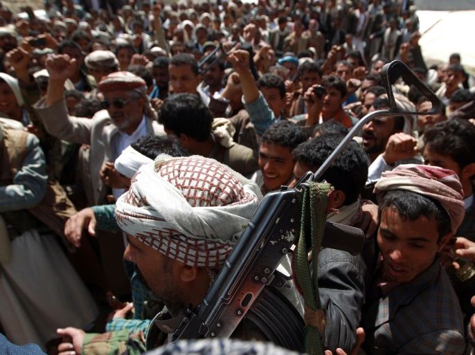 Armed Huthi rebels gather during a demonstration organized by the Shiite movement to demand the government to resign on August 22, 2014, in the northern town of Hamdan on the outskirts of the capital Sanaa. The Zaidi Shiites, a minority in mainly Sunni Yemen, form the majority in the northern highlands, including the Sanaa region and strongly oppose the government's plans for a six-region federation, demanding a single region for the northern highlands and a greater share of power in the federal government. AFP PHOTO / MOHAMMED HUWAIS