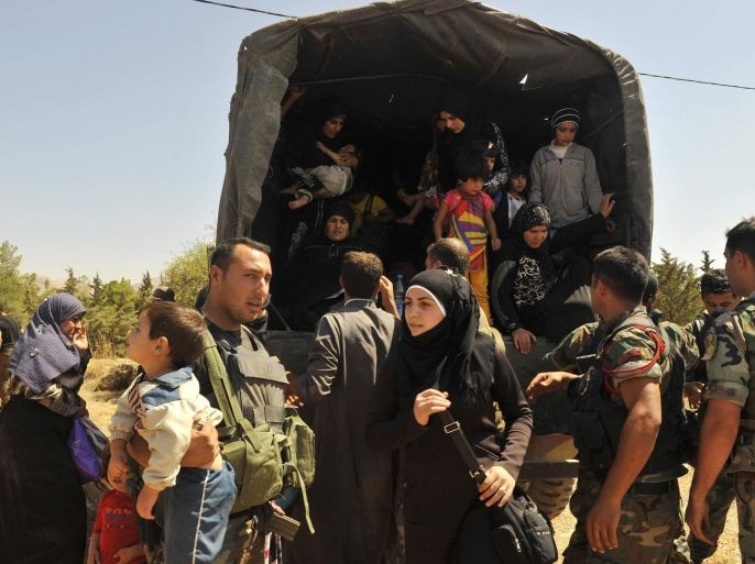 Lebanese army soldiers help Syrian refugees out of a truck after they were evacuated from the Sunni Muslim border town of Arsal, in eastern Bekaa Valley August 4, 2014. The Lebanese army advanced on Monday into a border town attacked by Islamists at the weekend in the most serious spillover of the three-year-old Syrian civil war into Lebanon. More than 100,000 Syrian refugees are estimated to be living in and around Arsal. Syrian activists in the area say refugee camps have been heavily damaged during the fighting. Two army trucks were seen bringing several dozen civilians including women in headscarves and young children out of Arsal. REUTERS/Hassan Abdallah (LEBANON - Tags: POLITICS CIVIL UNREST MILITARY SOCIETY IMMIGRATION)