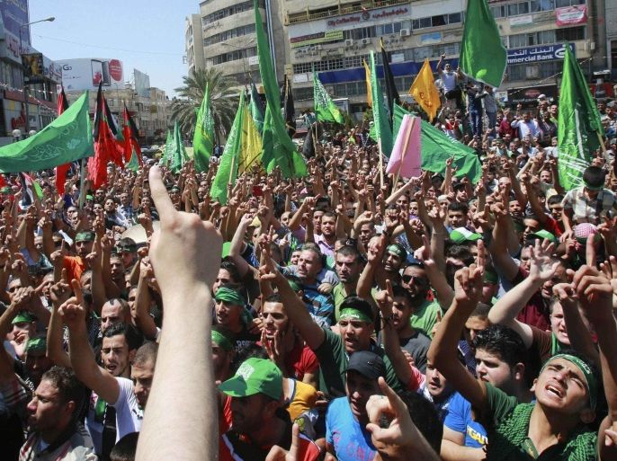 Palestinian Hamas supporters shout anti-Israel slogans during a protest against the Israeli offensive in Gaza, in the West Bank city of Nablus August 1, 2014. Israel declared a Gaza ceasefire over on Friday, saying Hamas militants breached the truce soon after it came in effect and apparently captured an Israeli officer while killing two other soldiers. The 72-hour break announced by U.S. Secretary of State John Kerry and U.N. Secretary-General Ban Ki-moon was the most ambitious attempt so far to end more than three weeks of fighting, and followed mounting international alarm over a rising Palestinian civilian death toll. REUTERS/Abed Omar Qusini (WEST BANK - Tags: POLITICS CIVIL UNREST)