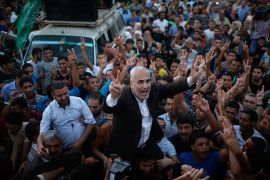 Hamas spokesman Fawzi Barhoum (C) is carried by Palestinians as they celebrate what they said was a victory over Israel following a ceasefire in Gaza City August 26, 2014. Israel has accepted an Egyptian proposal for a Gaza ceasefire, a senior Israeli official said on Tuesday. Egyptian and Palestinian officials said the truce was to take effect at 7 pm (1600 GMT). REUTERS/Mohammed Salem (GAZA - Tags: POLITICS CIVIL UNREST CONFLICT)