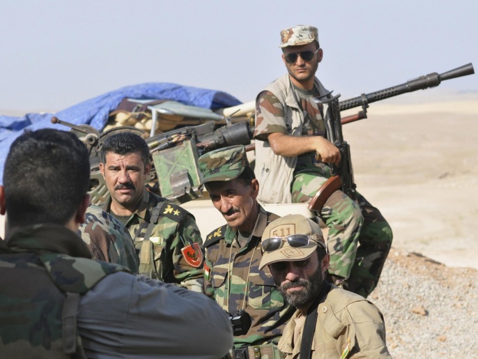 ‪عناصر من قوات البشمركة الكردية على تخوم مدينة سنجار‬  (رويترز)